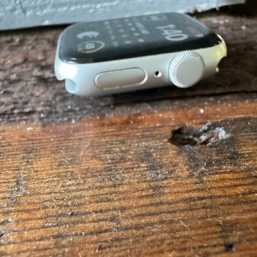 Apple Watch SE 40mm Aluminum/Ceramic case - Picture 3 of 5